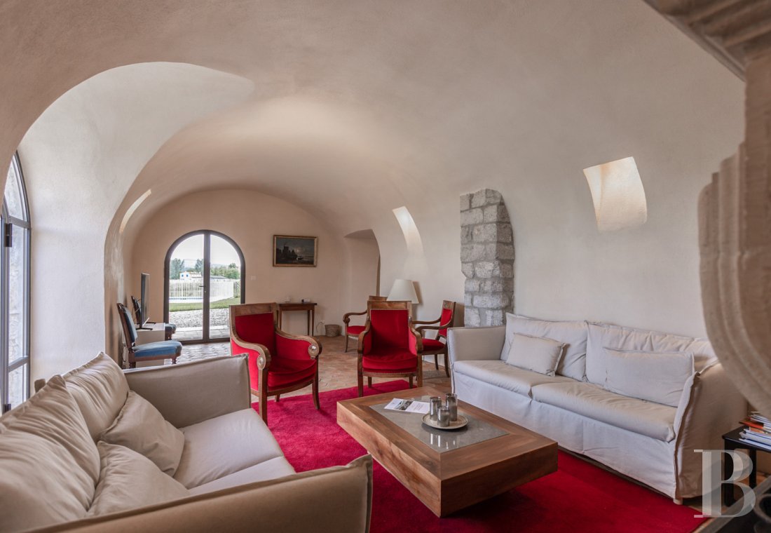 En Ardèche, à Saint-Alban-Auriolles, une ancienne ferme du 17e siècle à l’ombre d’un château - photo  n°7